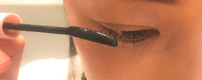 マスカラを塗っている様子