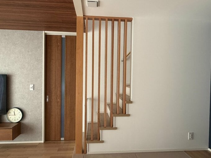 和室から見た階段とルーバー