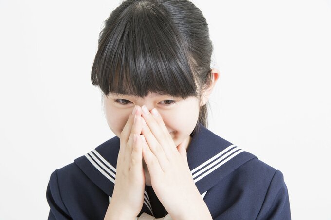 はずかしがる学生