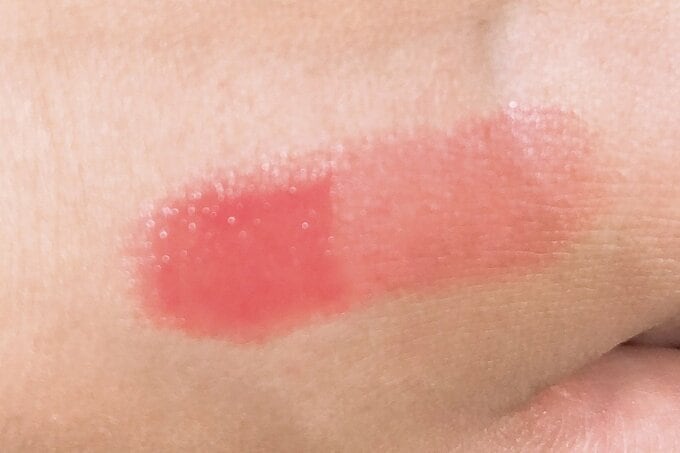 リップを塗った部分とふき取った部分を比較する画像