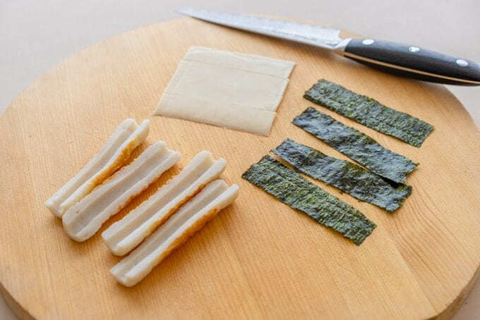 ちくわとチーズと海苔を切る
