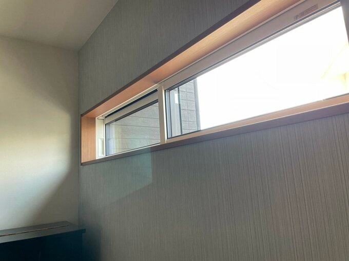 トリプルガラスの高窓