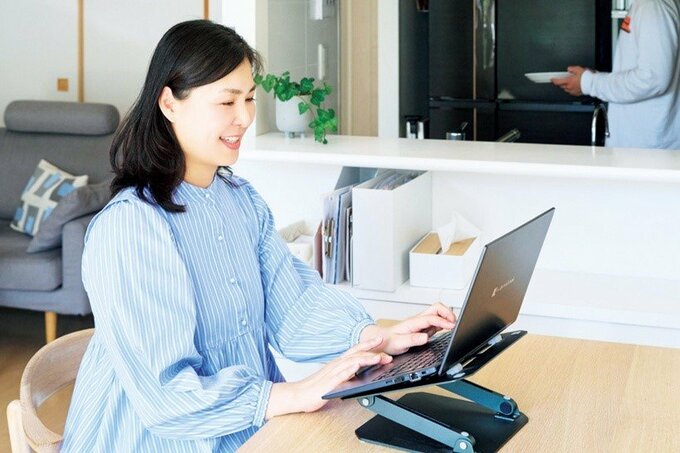 パソコン作業をする女性