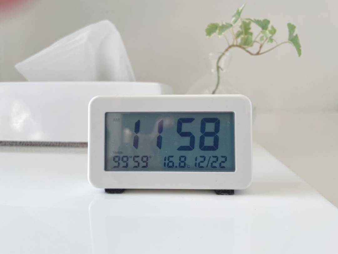 無印良品 デジタル時計・中 アラーム機能付 ホワイト - 置時計