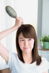 ブラシの柄の先を傾ける