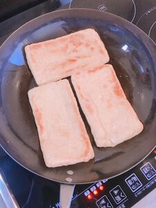 弱火で両面をカリッと焼く