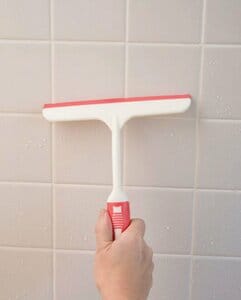 スクイージーで水気を取る