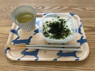 40代、簡単リアルな“ひとりごはん”。「冷凍ご飯は保存容器のままいただきます」