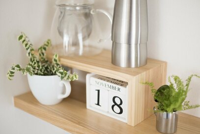 エスプレッソカップやミルクピッチャーで超オシャレに！センスよく観葉植物を飾るワザ