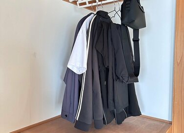 団地で母子3人すっきり暮らし。服は「年間7着」でやりくり、収納もラクに