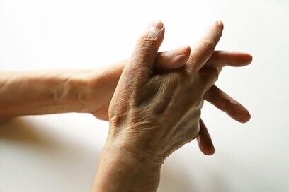 「別の宗教の葬式には出られない」50代の孤独な従姉は“宗教2世”だった