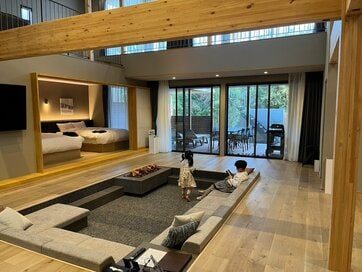 40代親子が鴨川で非日常なヴィラ宿泊体験。ピアノもサウナもビールサーバーも…！