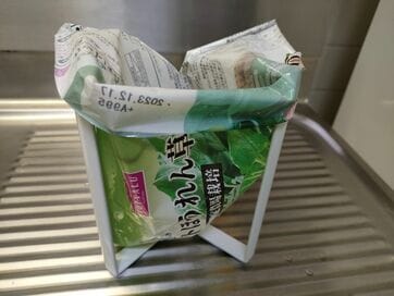 50代の台所で三角コーナーに使っている袋3つ。わざわざ買わずに賢く再利用