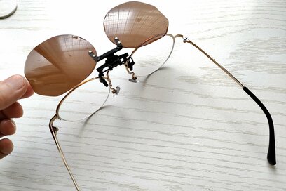 50代、老眼鏡とサングラスの「2本もち」をやめた。クリップ式が軽くて取り外しやすい