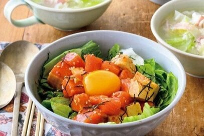 ご飯の代わりにレタスを使った「サーモン丼」。タンパク質も満点でお腹も満たされる
