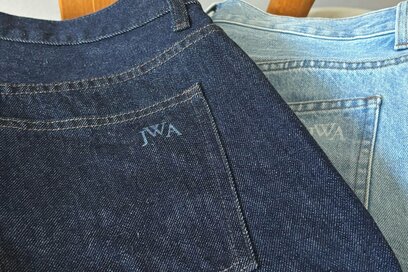 50代、「ユニクロのジーンズ」を思わず2色買い。2サイズアップで細見え、秋冬にも大活躍