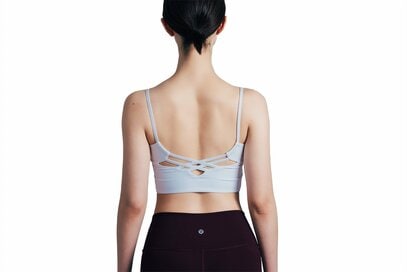 首から背中にかけてを伸ばす「2分ストレッチ」。すき間時間にもおすすめ