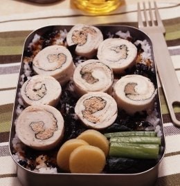 ＜鶏なるとのだんだん弁当＞火を使わないから、スピードはピカイチの特急お弁当