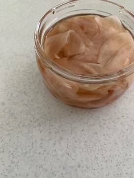 梅酢でつくる新ショウガ漬け。ピンク色がかわいい！