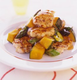 ＜イカつくねの野菜あんかけ＞さっと火をとおすのがコツ！