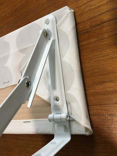 棚板に金具を固定する