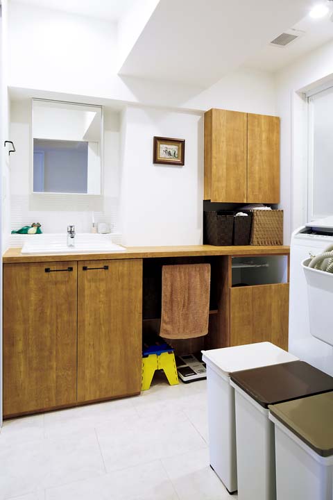 洗濯物の保管スペースも設けた造作の洗面台