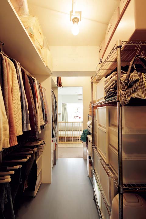 寝室から洗面室に抜けるウォークスルークロゼット