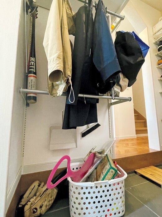 玄関に出されたままのスポーツ用品や上着