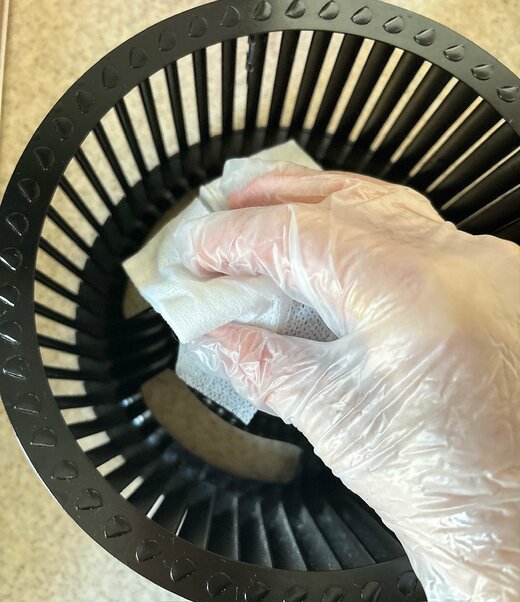 写真：換気扇拭く２