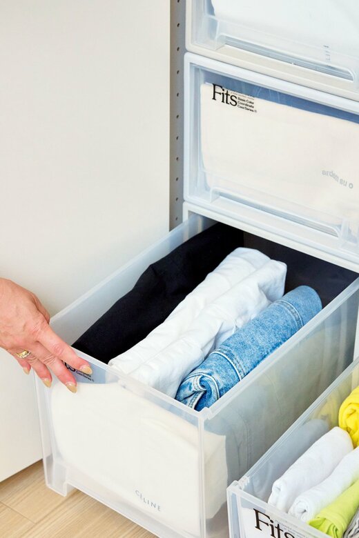 引き出しに収納された衣類