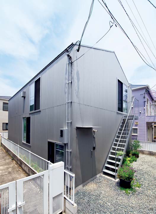 ガルバリウム鋼板で包まれたグレーの建物外観