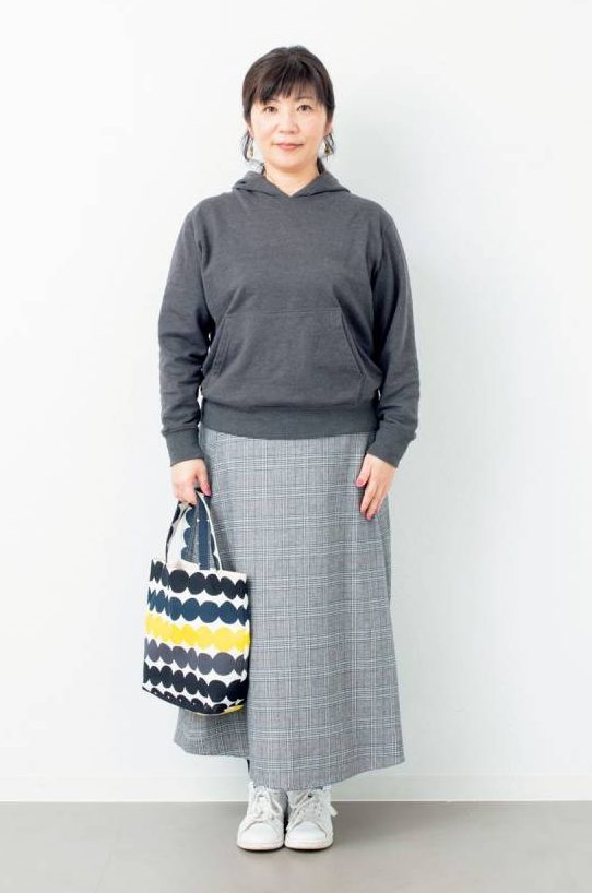 小さめパーカにロングスカート