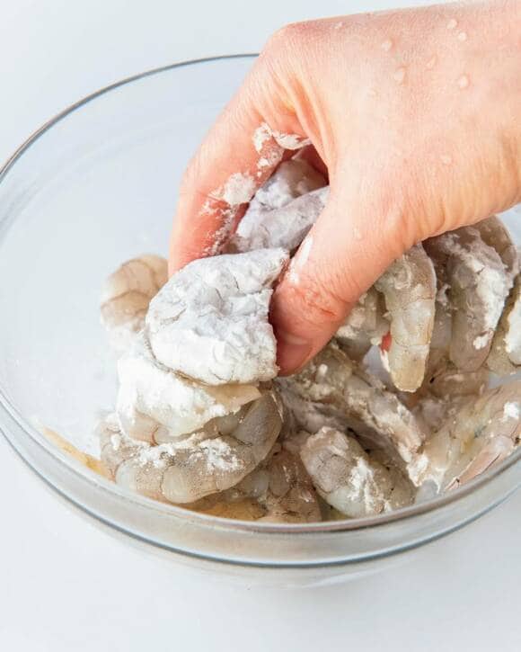 エビは片栗粉を薄くまぶす