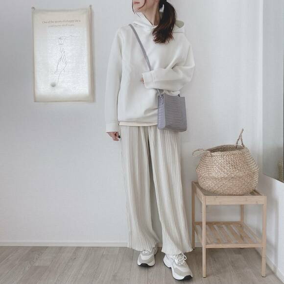 プリーツパンツと合わせたコーデ