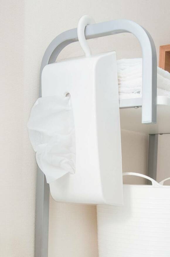 ティッシュはハンガータイプの白ケースに入れる