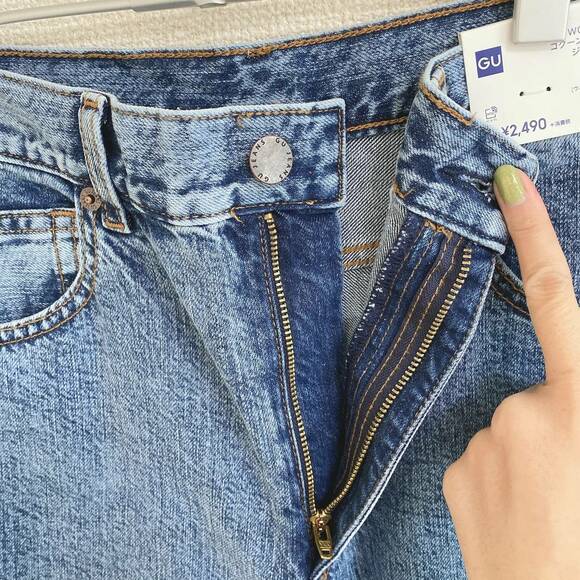 コクーンシルエットジーンズのボタン部分