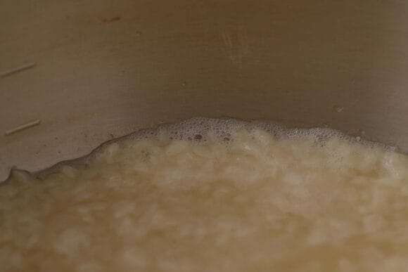 鍋の縁がふつふつと泡立つまで加熱