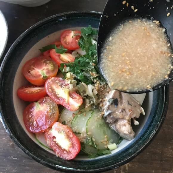 冷や汁にゴマを入れる様子