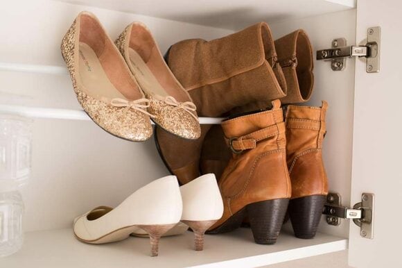 ゲタ箱に並べた靴の上に、突っぱり棒2本で収納量を2倍に