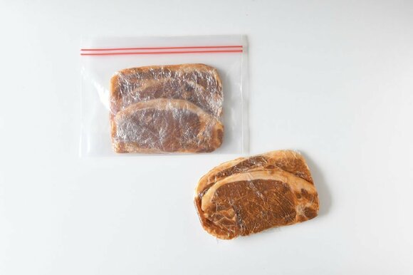 豚肉ジップロックに2