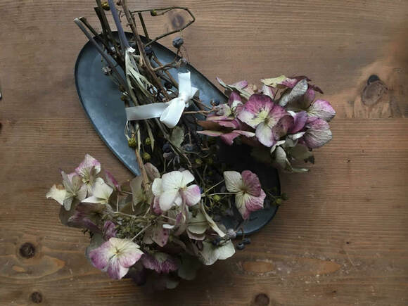 シルバーの細長いトレー