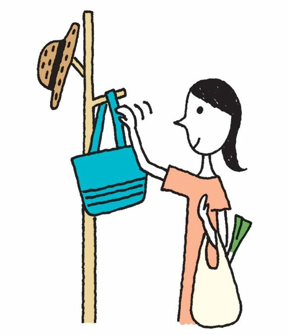 帰宅したら、くつろぐ前にバッグを定位置に戻す