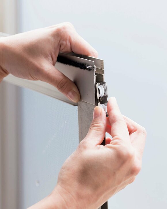 新しい戸車を溝にはめ込む