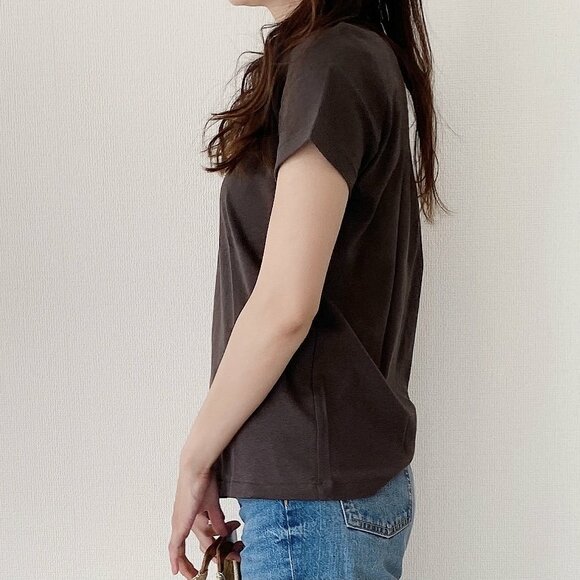 クルーネックTコーデ横