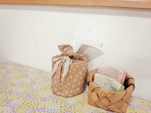 手づくりケースにトイレットペーパーを入れる