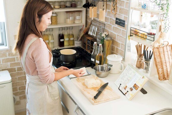 ノートを見ながら調理