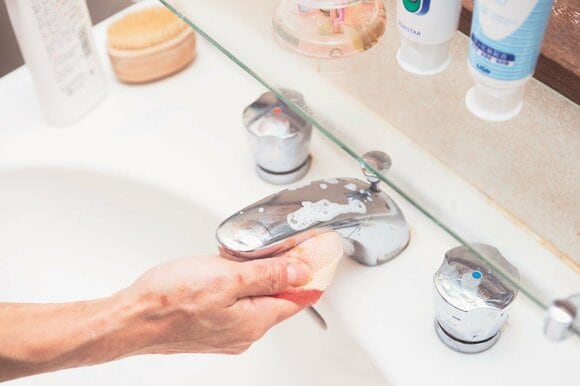 蛇口回りに残った水アカ