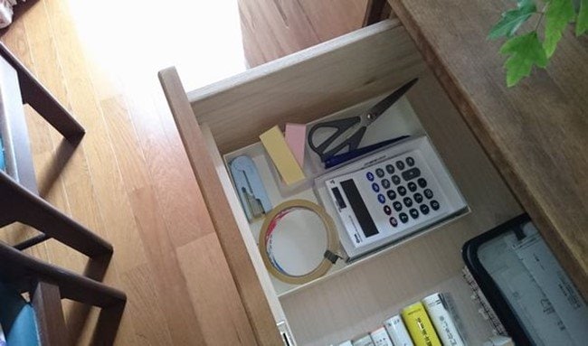 これはリフォーム前のダイニングテーブルのチェスト。リフォーム後は、ダイニングに作ってもらった収納のなかにしまっています。現在ダイニングテーブルの上にあるのは、義母の薬などをいれた箱だけです