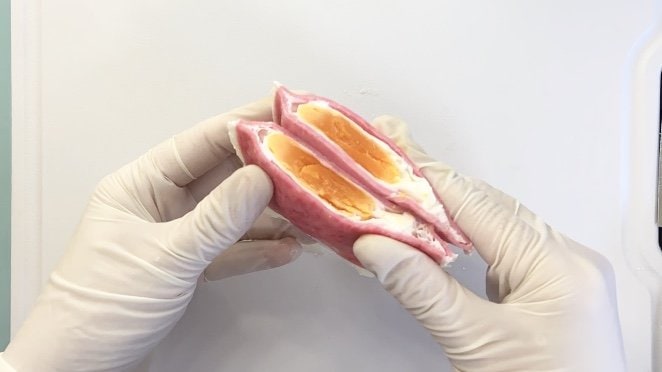 ハムエッグを持つ様子