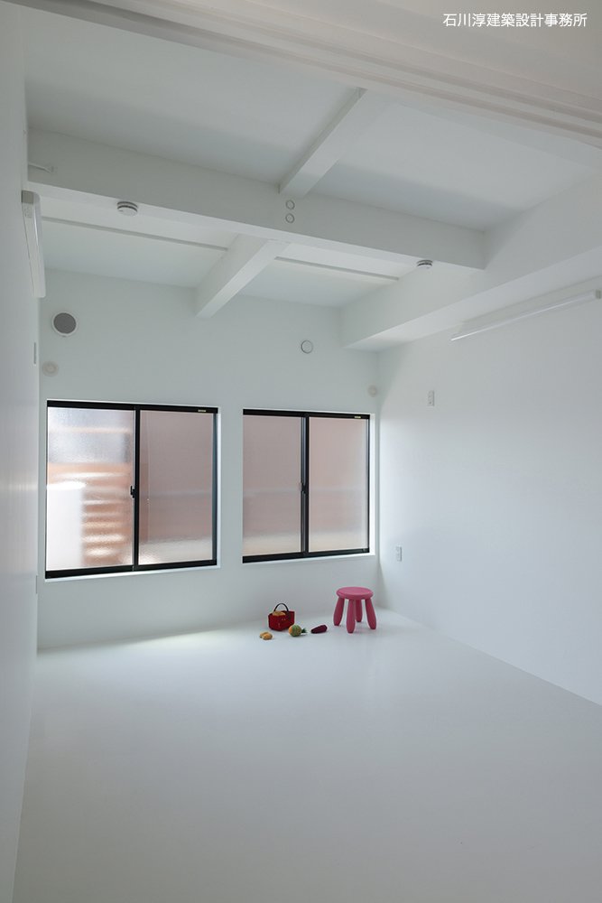 窓も左右対称に取りつけた子ども部屋